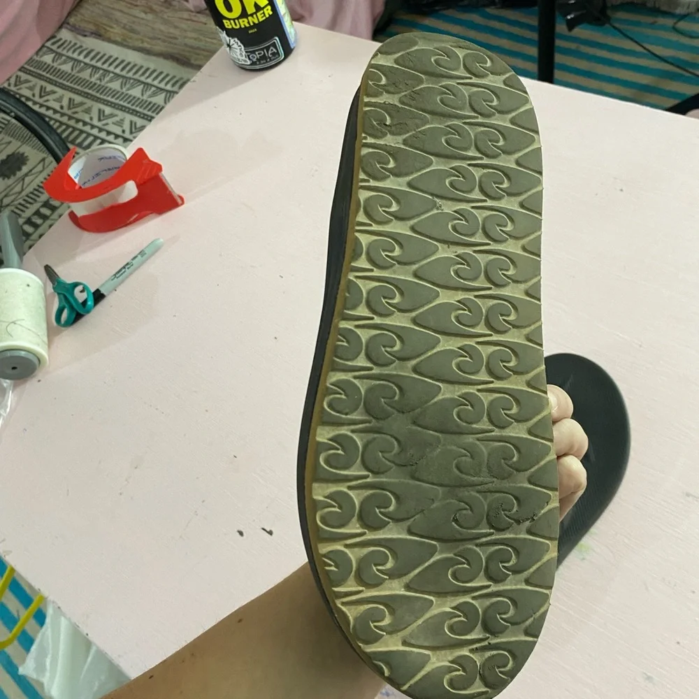 Men’s 9 Like New Hawaiian Performance Surfwear Flip Flops Dark Neutral Casual